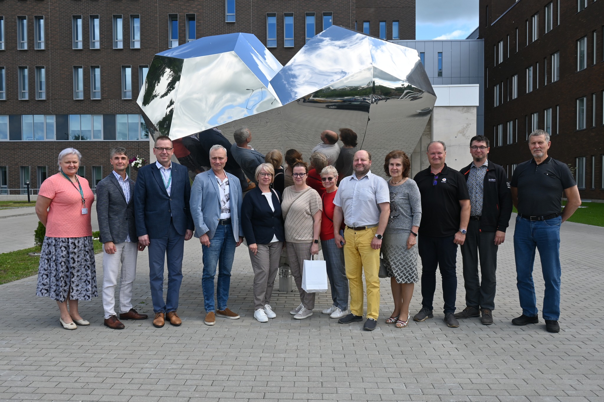 Pärnu Haigla Ida-Viru Keskhaigla ees