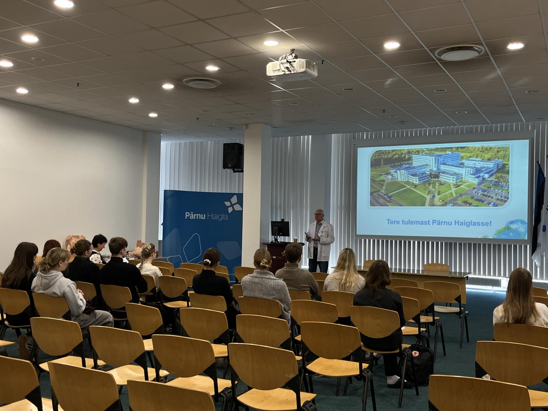 Arstitudengid külastasid Pärnu Haiglat ja osalesid praktilistes töötubades